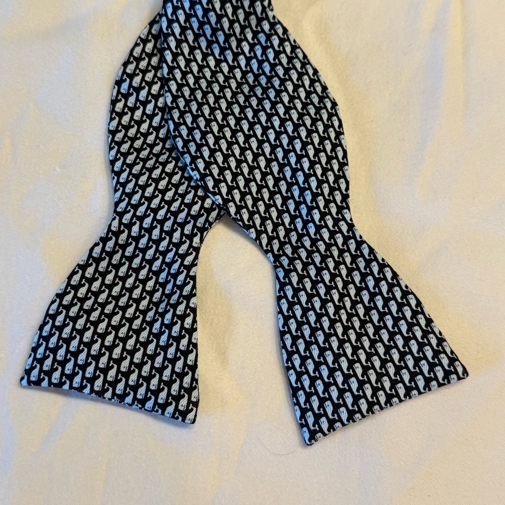 Vineyard Vines blue classic whale pattern bow tie, one size adjustable
